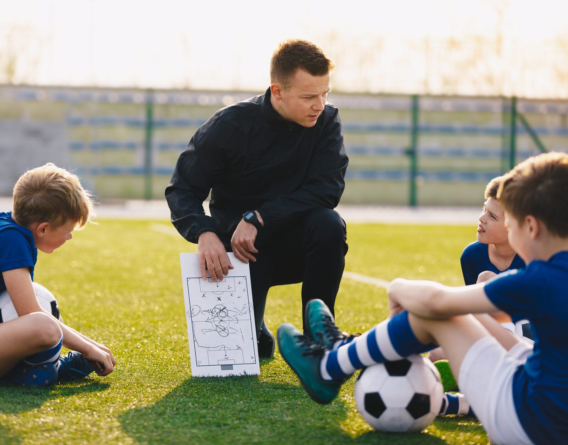 coach, entraineur de football qui parle à ses élèves