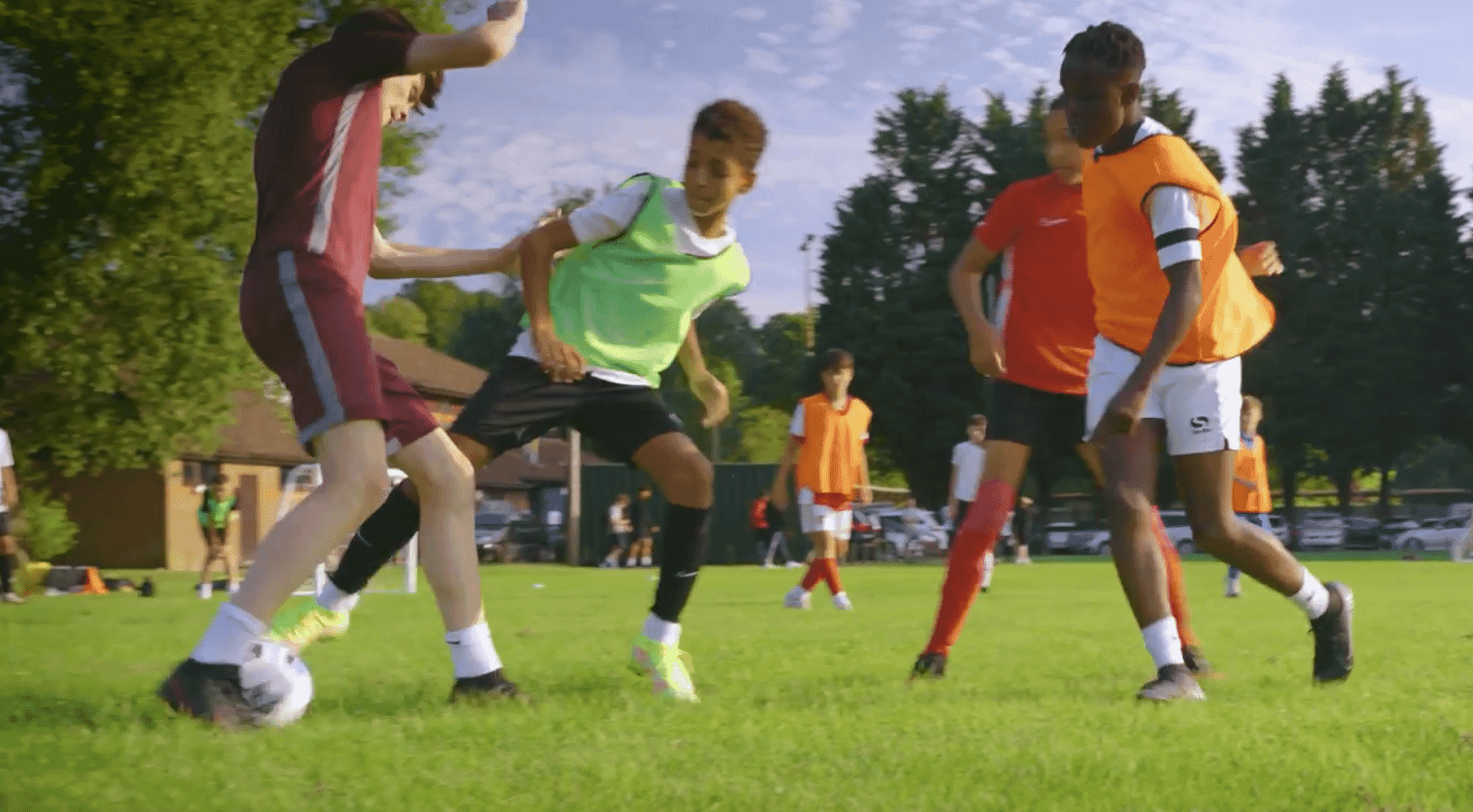 Animated representation of a strategic meeting between Spond Club and TeamFeePay.