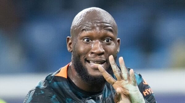 Romelu Lukaku, one of the heaviest Premier League football players, scoring for Chelsea