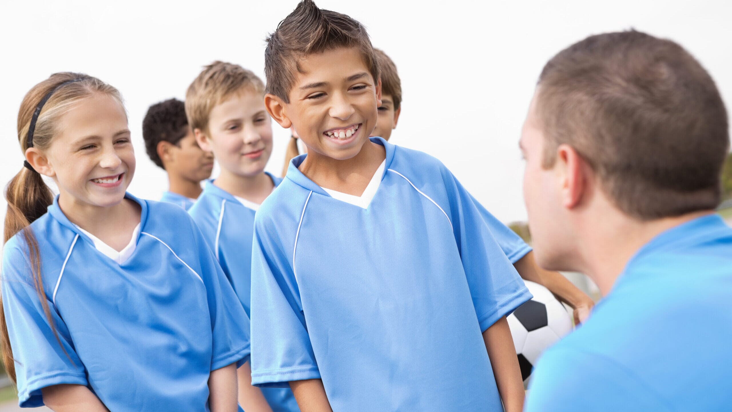 Coach using tablet to plan sessions and collect responses – Spond vs InstaTeam